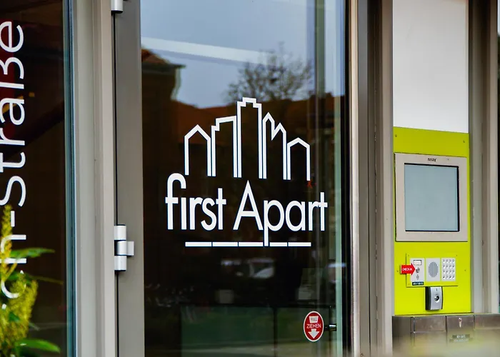 First מלון דירות 3*