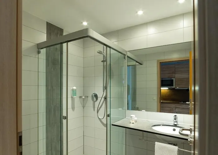 First מלון דירות